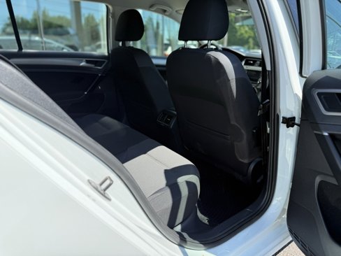 Used 2017 Volkswagen Golf SportWagen image 21