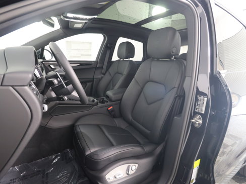 New 2025 Porsche Macan image 5