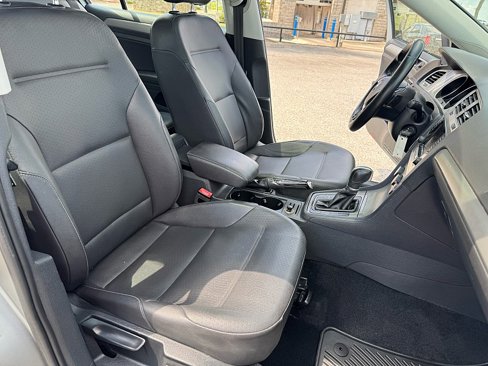 Used 2015 Volkswagen Golf S image 24