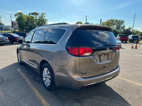 Used 2017 Chrysler Pacifica Touring-L image 7