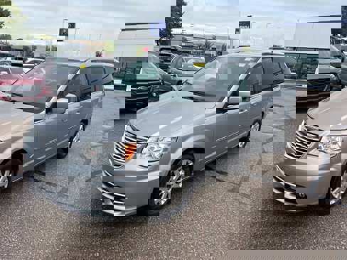 Used 2016 Chrysler Town & Country Touring image 1
