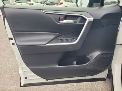 Used 2022 Toyota RAV4 SE image 18