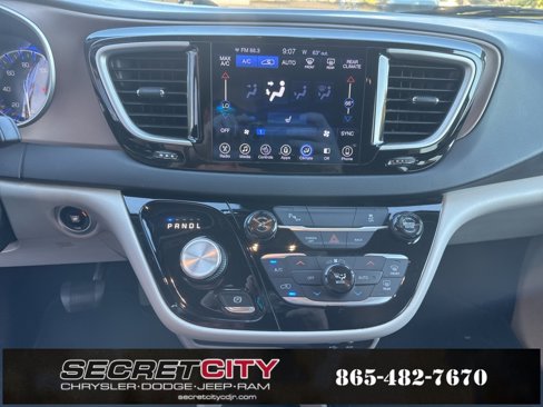 Used 2017 Chrysler Pacifica Touring-L image 24