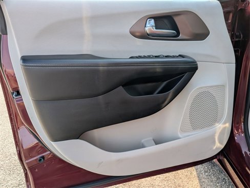 Certified 2021 Chrysler Voyager Lxi image 14