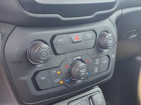 Used 2018 Jeep Renegade Latitude w/ Cold Weather Group image 17