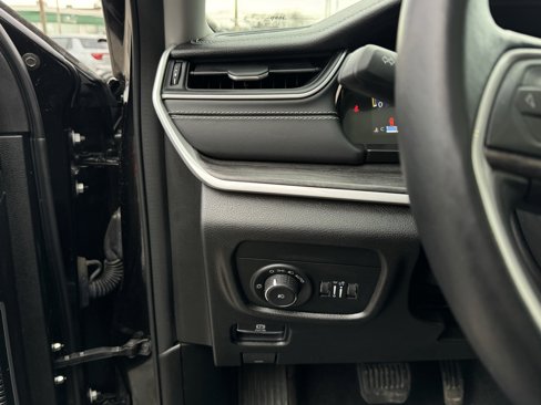 Used 2022 Jeep Grand Cherokee Limited image 17