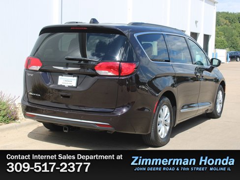 Used 2017 Chrysler Pacifica Touring-L image 2