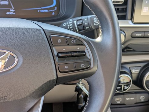 Used 2023 Hyundai Venue SEL image 18