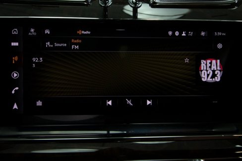 Used 2023 Bentley Bentayga Plug-In Hybrid image 37
