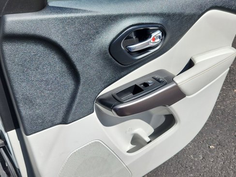 Used 2019 Jeep Cherokee Limited image 16