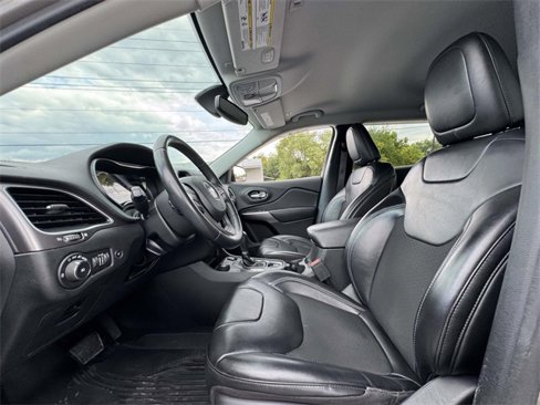 Used 2019 Jeep Cherokee Latitude Plus w/ Comfort/Convenience Group image 19