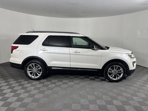 Used 2018 Ford Explorer XLT w/ Equipment Group 202A image 3