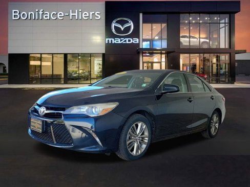 Used 2017 Toyota Camry SE image 3