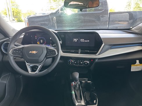 New 2025 Chevrolet Trax LT w/ Sunroof Package image 24