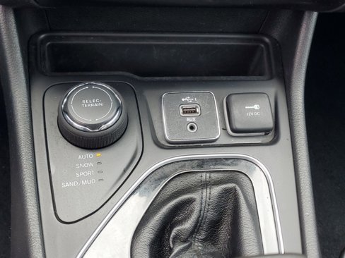 Used 2021 Jeep Cherokee Latitude Plus image 25