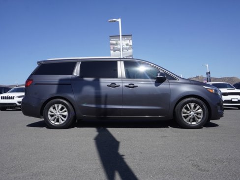 Used 2017 Kia Sedona LX w/ LX Essentials Premium Package image 3