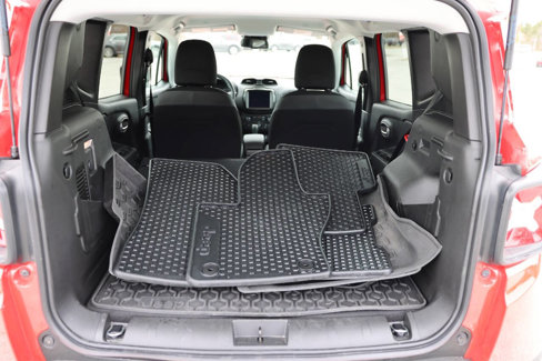 Used 2023 Jeep Renegade Latitude w/ Premium Group image 12