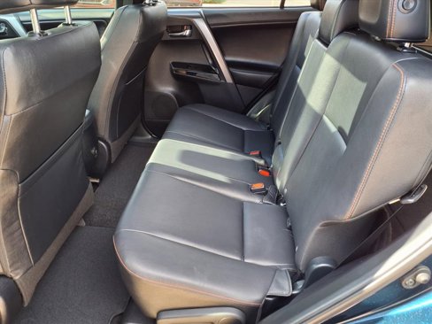 Used 2018 Toyota RAV4 SE image 17