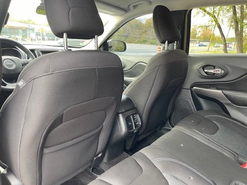 Used 2019 Jeep Cherokee Latitude w/ Popular Appearance Group image 13