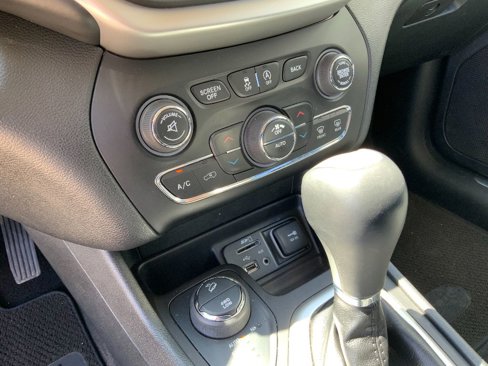Used 2016 Jeep Cherokee Overland image 17