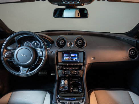 Used 2016 Jaguar XJ R image 11