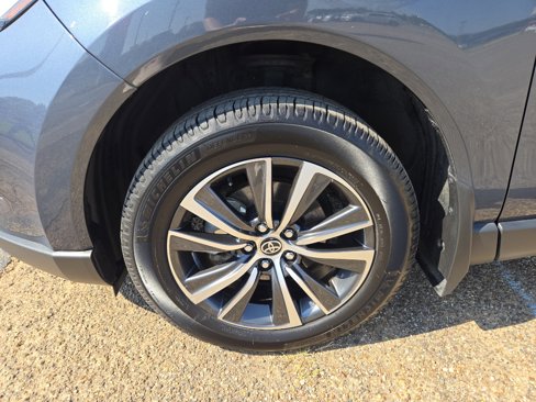 Used 2023 Toyota Venza LE image 12