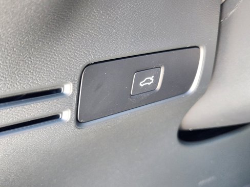New 2025 Volvo XC40 B5 Core w/ Climate Package image 21