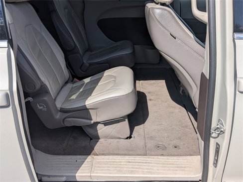 Used 2017 Chrysler Pacifica Touring-L image 32