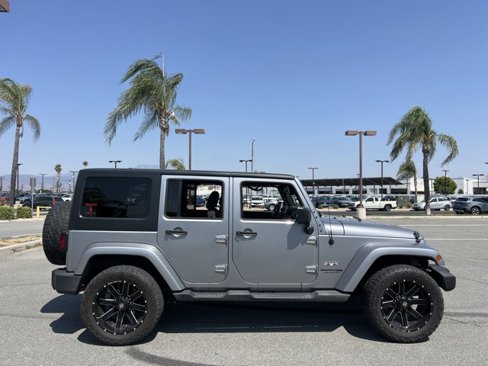 Used 2018 Jeep Wrangler Unlimited Sahara w/ Connectivity Group image 9