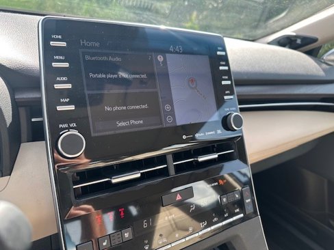 Used 2020 Toyota Avalon Limited image 16