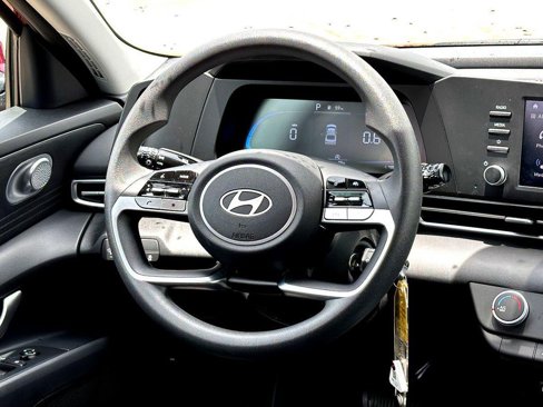 Used 2025 Hyundai Elantra SE image 27