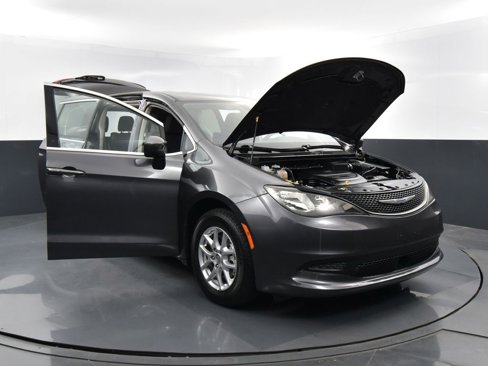 Used 2022 Chrysler Voyager LX image 37