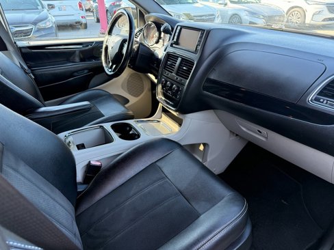 Used 2019 Dodge Grand Caravan SXT image 3