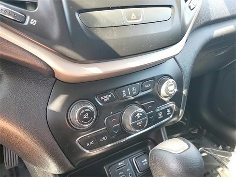 Used 2015 Jeep Cherokee Latitude w/ Comfort/Convenience Group image 22