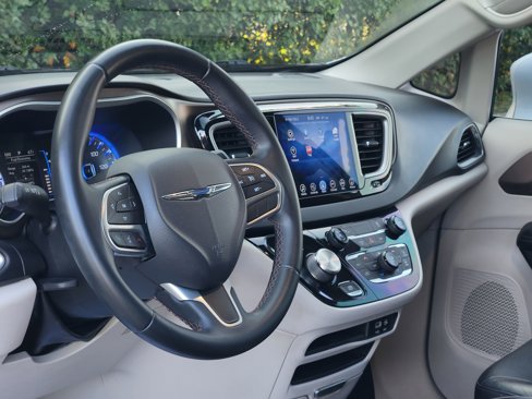 Used 2017 Chrysler Pacifica Touring-L image 27