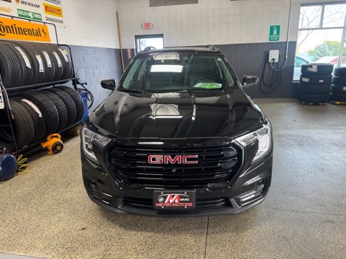 Used 2024 GMC Terrain SLT w/ Tech Package image 2