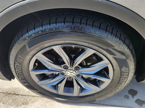 Used 2022 Volkswagen Tiguan SE w/ Panoramic Sunroof Package image 9