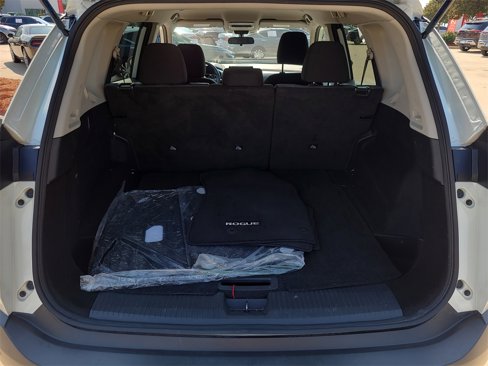 Used 2023 Nissan Rogue SV image 8