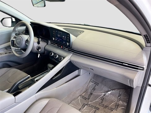Used 2022 Hyundai Elantra SE image 25