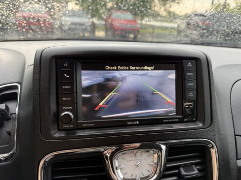 Used 2014 Chrysler Town & Country Touring image 20