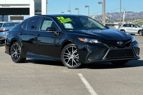 Used 2023 Toyota Camry SE image 2