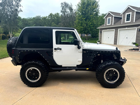 Used 2017 Jeep Wrangler Rubicon w/ Power Convenience Group image 7