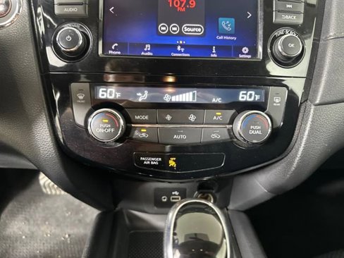 Used 2018 Nissan Rogue SV image 30