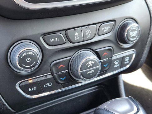 Used 2023 Jeep Cherokee Altitude Lux image 24