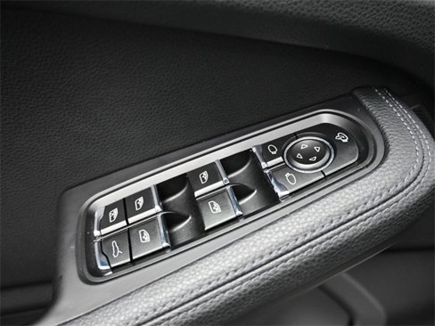 Certified 2022 Porsche Macan image 9