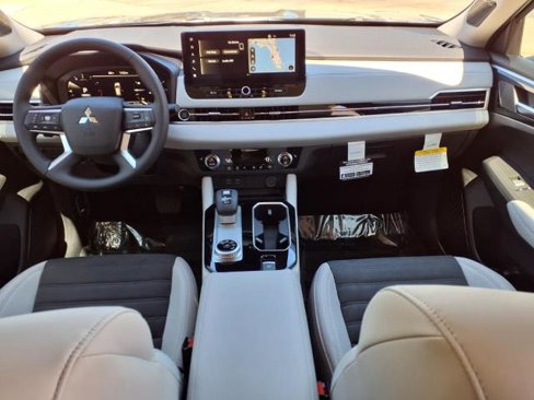 New 2025 Mitsubishi Outlander SE image 11