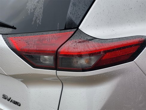 Used 2024 Nissan Rogue SV image 10