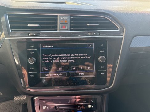 Used 2022 Volkswagen Tiguan SE w/ Panoramic Sunroof Package image 12