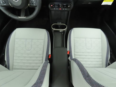 Used 2025 MINI Cooper 4-Door Hardtop image 18