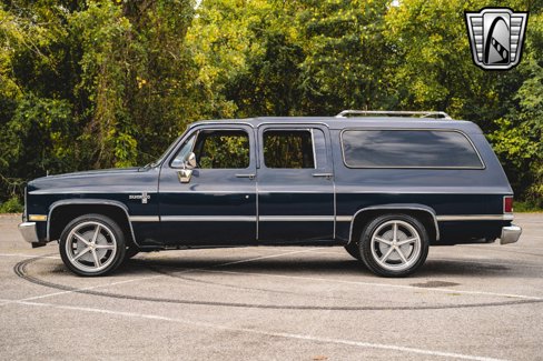 Used 1985 Chevrolet Suburban 2WD image 3